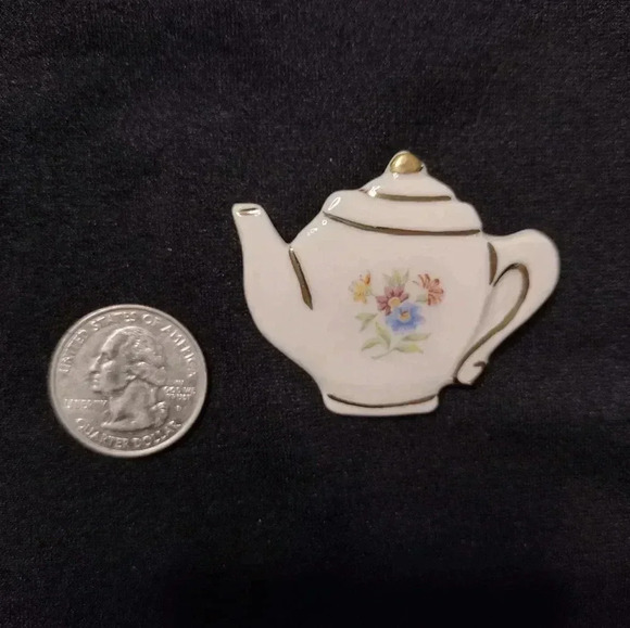 Teapot gold tone brooch - Picture 2 of 5
